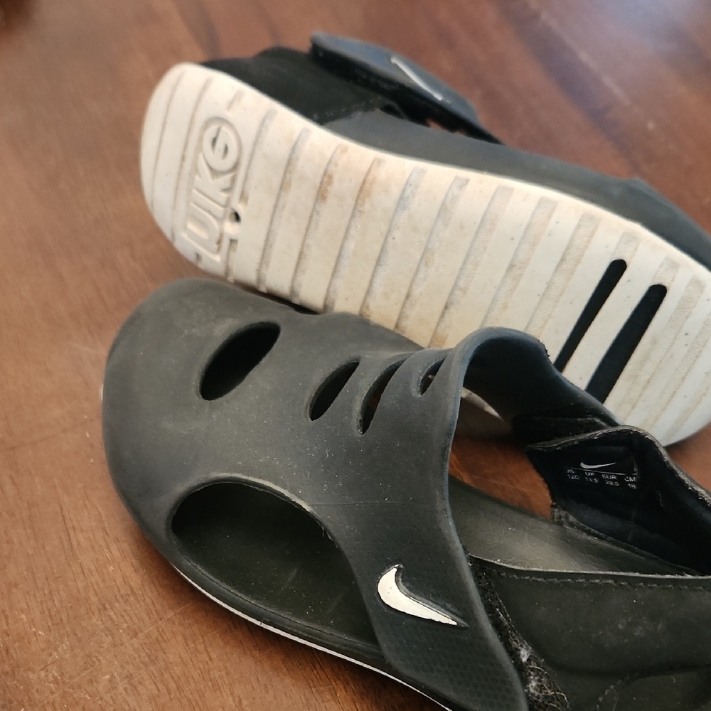 Nike Black Sandals Slip-On Comfort - Picture 2 of 3